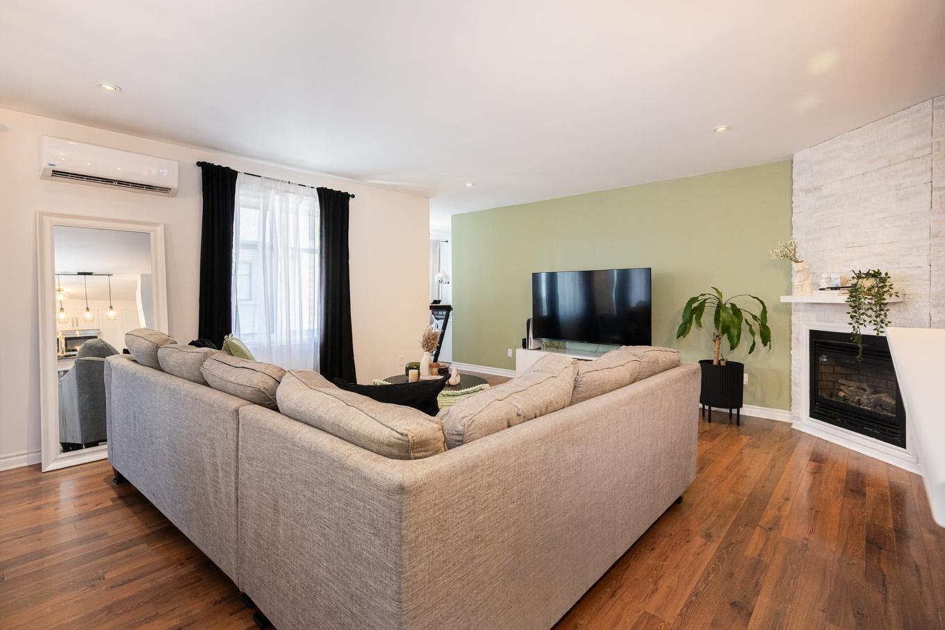 Salon - 304-5241 Av. Eliot, Laval (Chomedey), QC - Indoor Photo Showing Living Room With Fireplace