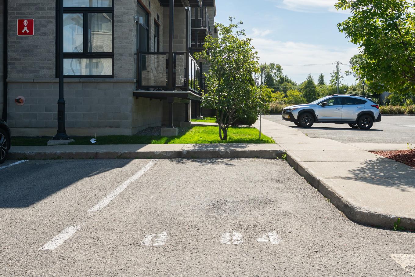 Stationnement - 304-5241 Av. Eliot, Laval (Chomedey), QC - Outdoor