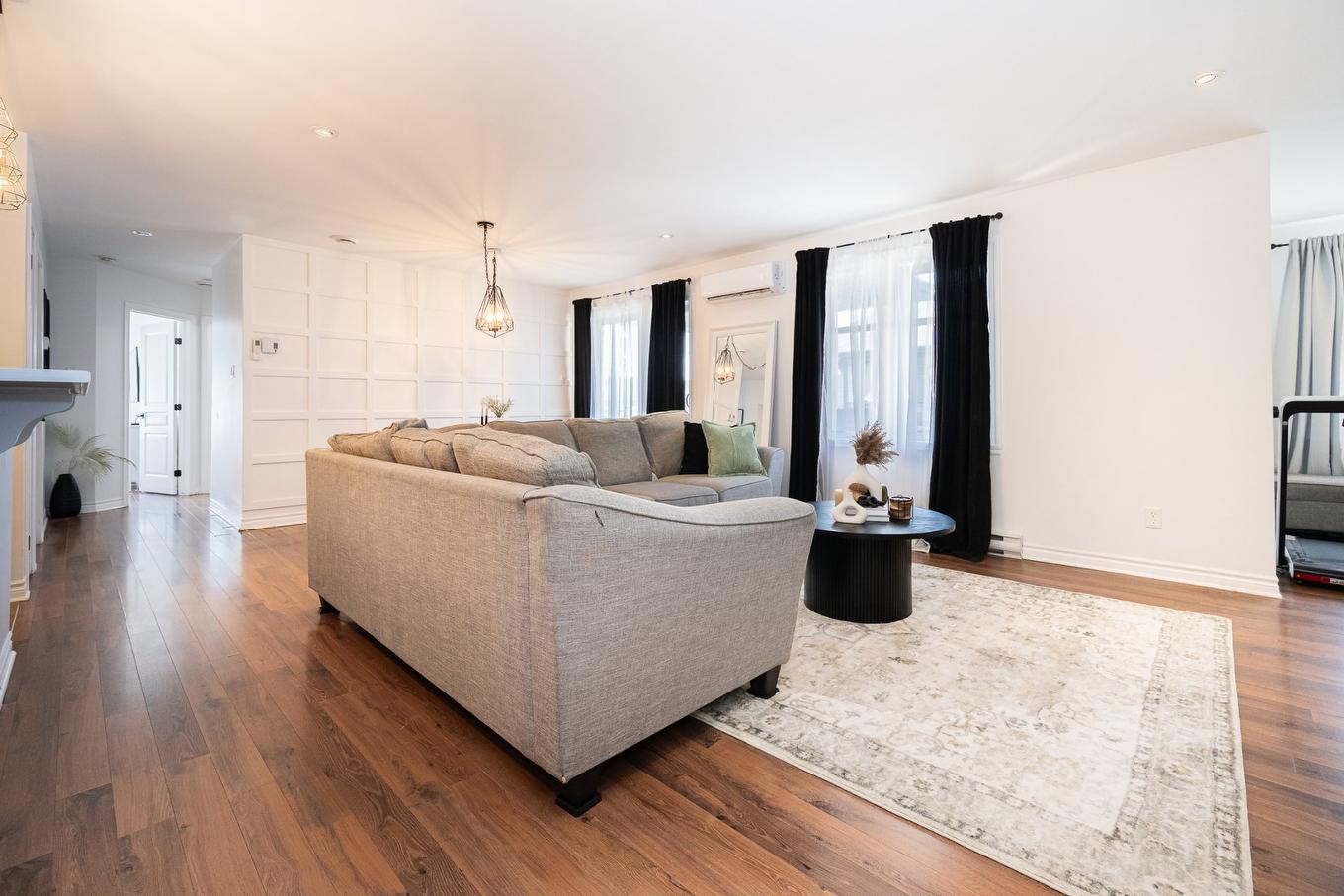 Salon - 304-5241 Av. Eliot, Laval (Chomedey), QC - Indoor Photo Showing Living Room With Fireplace