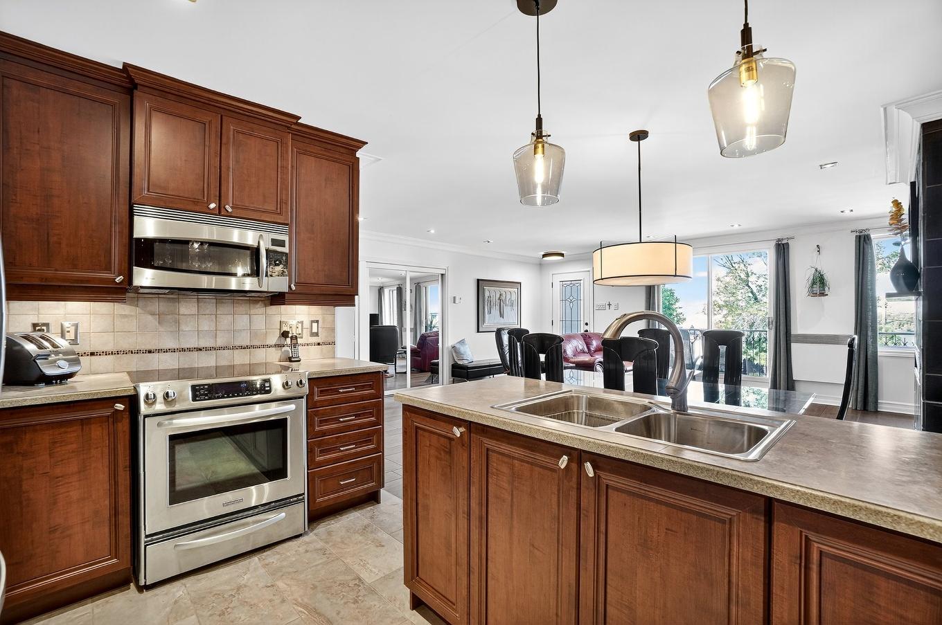Cuisine - 8626 Rue Louis-Hainault, Montréal (Rivière-Des-Prairies/Pointe-Aux-Trembles), QC - Indoor Photo Showing Kitchen With Double Sink
