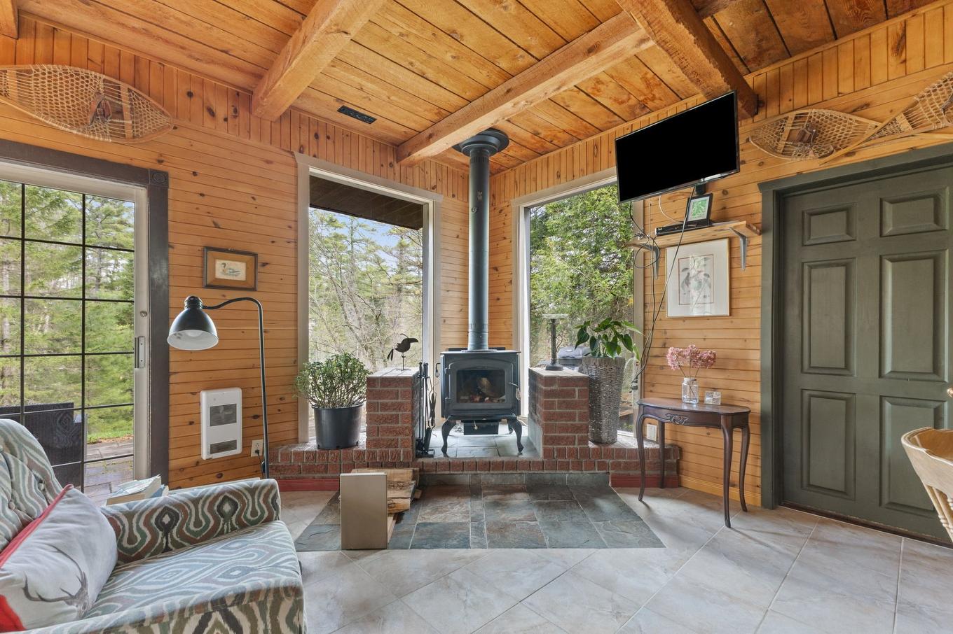 Living room - 6 Rue Des Mélèzes, Val-Des-Monts, QC - With Exterior