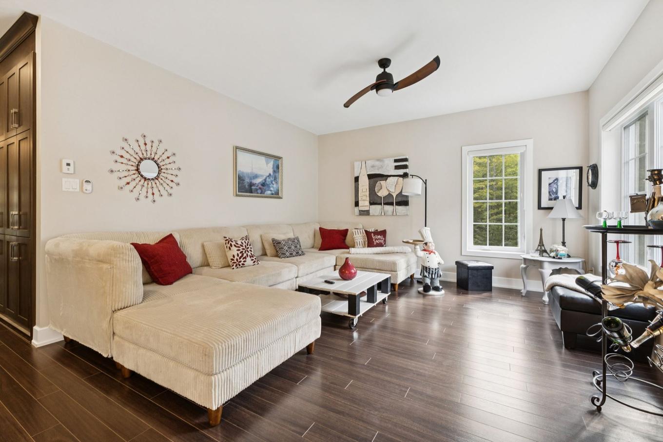 Living room - 24 Ch. Scuvée, Val-Des-Monts, QC - Indoor Photo Showing Living Room