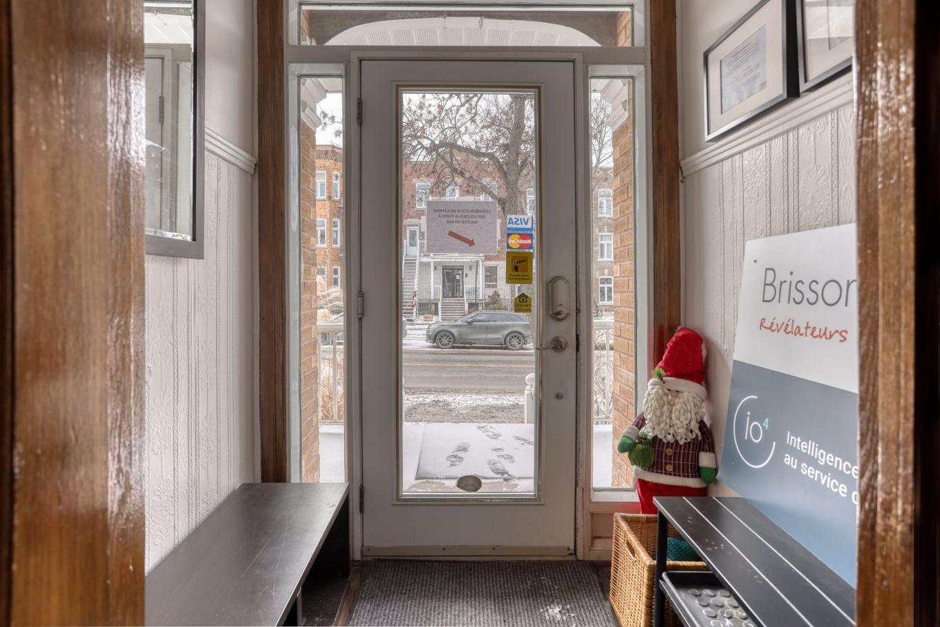 Hall - 8329 Rue St-Denis, Montréal (Villeray/Saint-Michel/Parc-Extension), QC