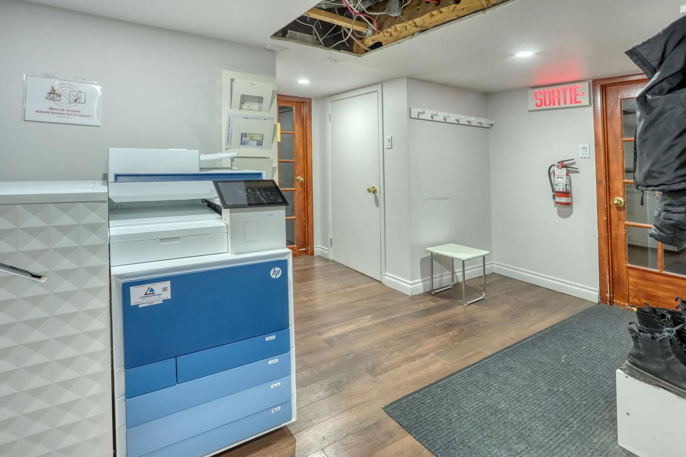 Office - 8329 Rue St-Denis, Montréal (Villeray/Saint-Michel/Parc-Extension), QC