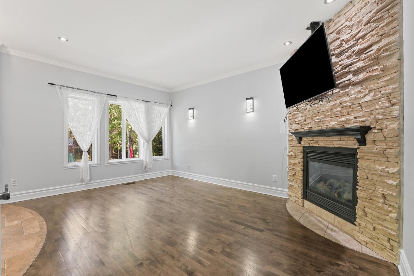 Salle familiale - 600 Rue Du Sentier-De-La-Forêt, Terrebonne (Terrebonne), QC - Indoor Photo Showing Living Room With Fireplace