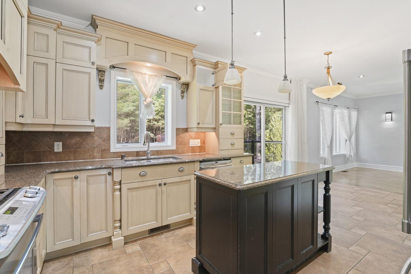 Cuisine - 600 Rue Du Sentier-De-La-Forêt, Terrebonne (Terrebonne), QC - Indoor Photo Showing Kitchen With Upgraded Kitchen