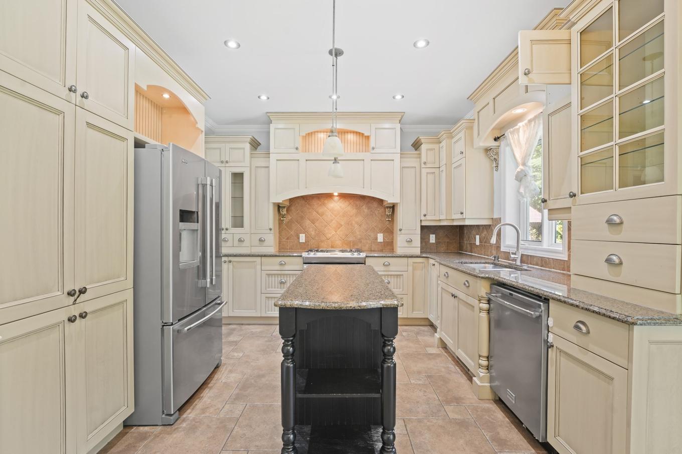 Cuisine - 600 Rue Du Sentier-De-La-Forêt, Terrebonne (Terrebonne), QC - Indoor Photo Showing Kitchen With Upgraded Kitchen