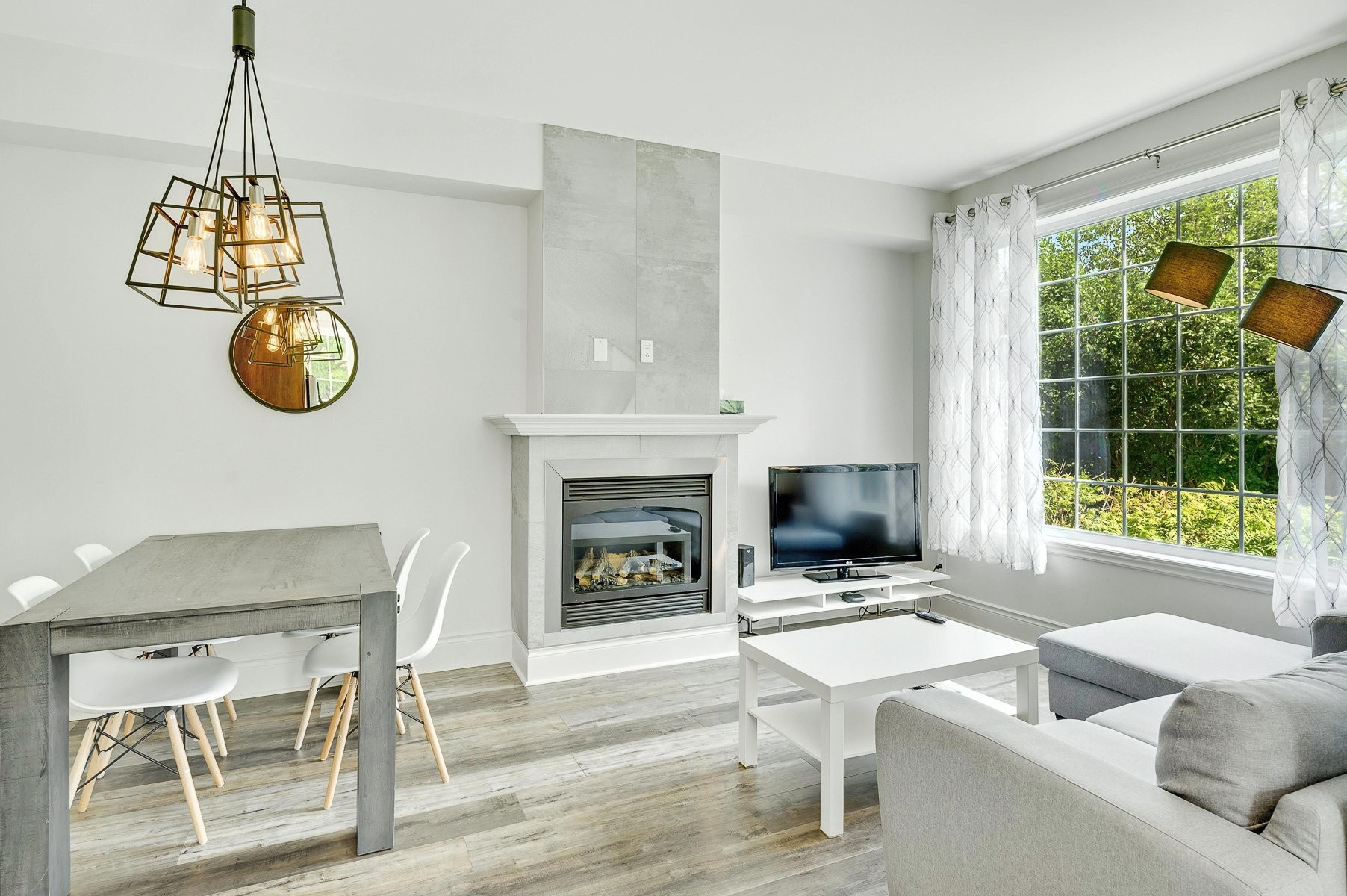 Living Room - 103-35 Mtée Victor-Nymark, Saint-Sauveur, QC - Indoor With Fireplace