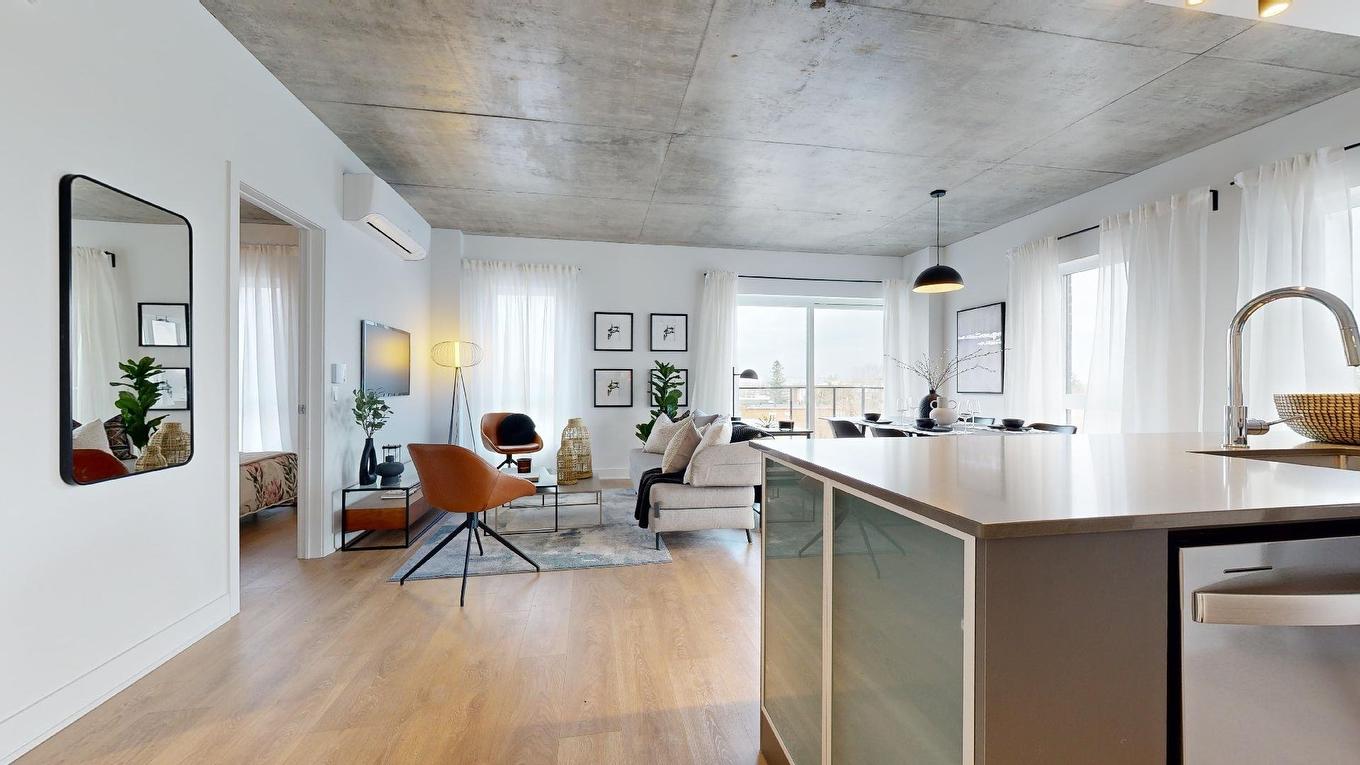 Salon - 312-9280 Av. Dubuisson, Montréal (Mercier/Hochelaga-Maisonneuve), QC - Indoor