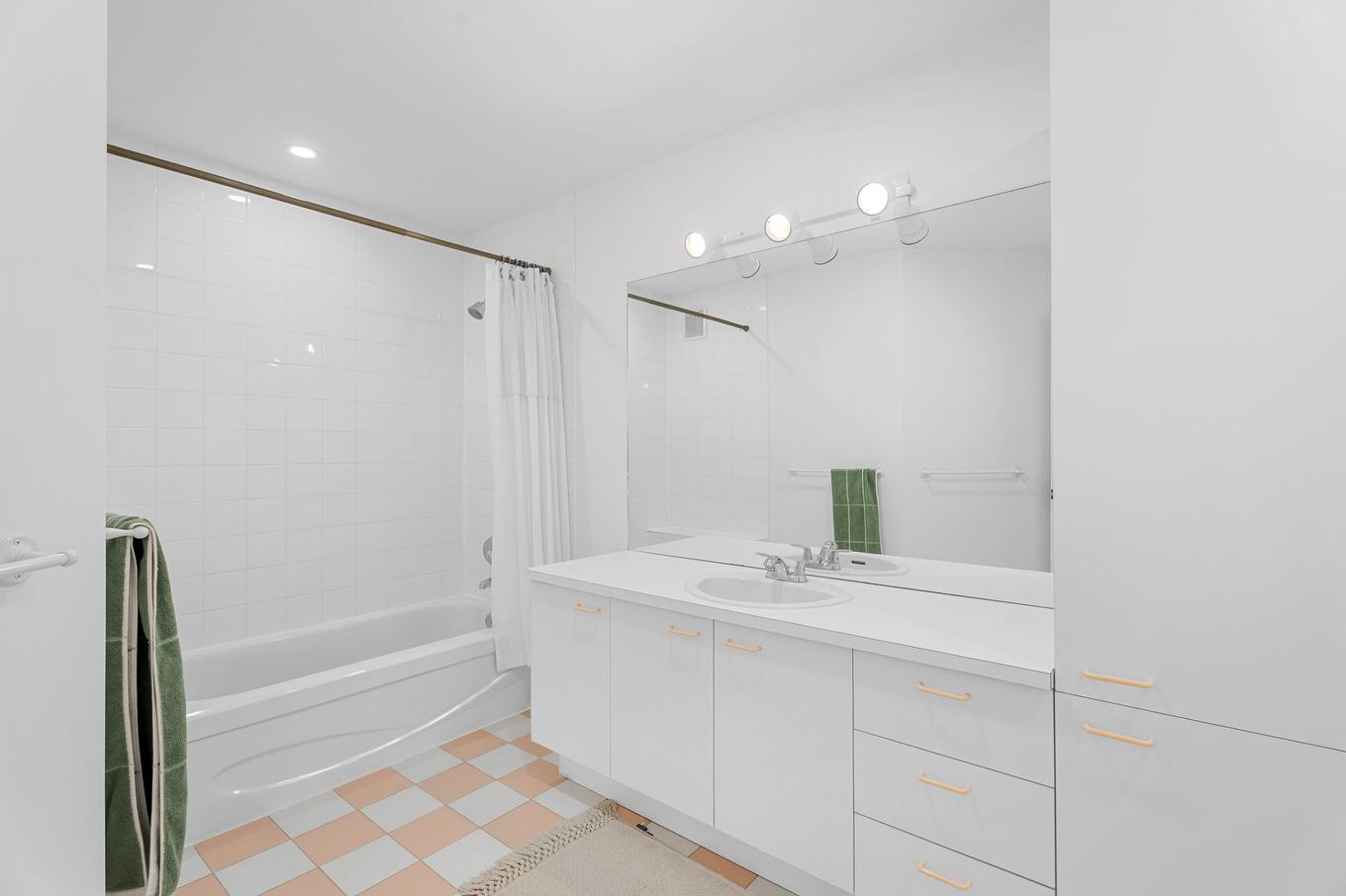 Salle de bains - 19 Rue Des Chrysanthèmes, Sainte-Agathe-Des-Monts, QC - Indoor Photo Showing Bathroom