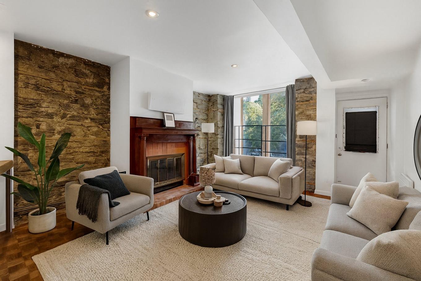 Living room - 1-645 Rue Prince-Arthur O., Montréal (Le Plateau-Mont-Royal), QC - Indoor Photo Showing Living Room With Fireplace