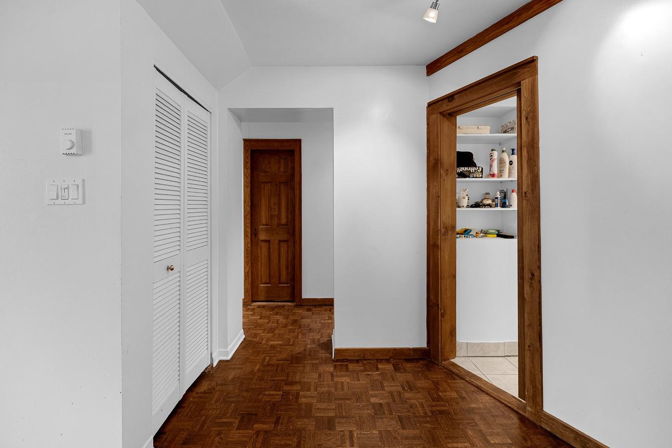 Passageway - 1-645 Rue Prince-Arthur O., Montréal (Le Plateau-Mont-Royal), QC - Indoor Photo Showing Other Room