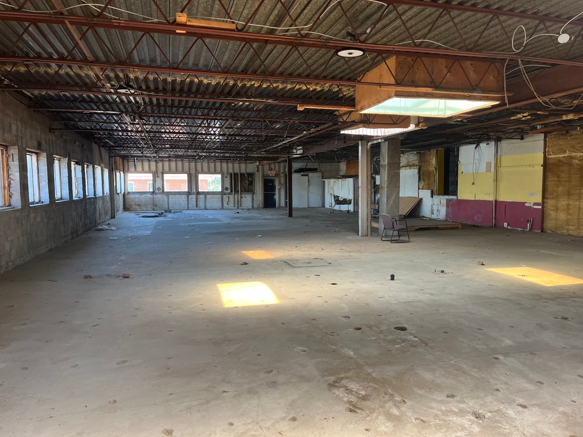 Vue d'ensemble - 4946 Boul. Métropolitain E., Montréal (Saint-Léonard), QC - Indoor Photo Showing Garage