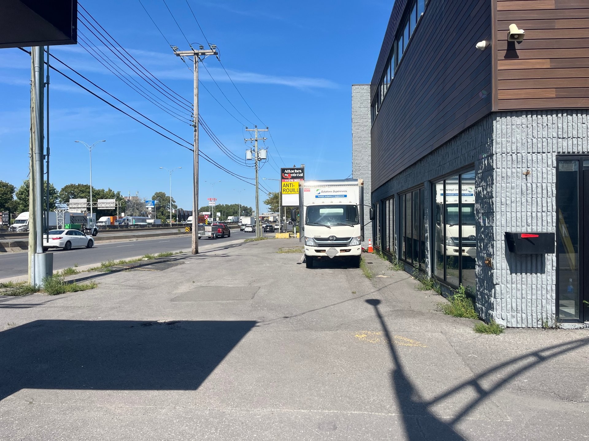 Vue d'ensemble - 4946 Boul. Métropolitain E., Montréal (Saint-Léonard), QC - Outdoor