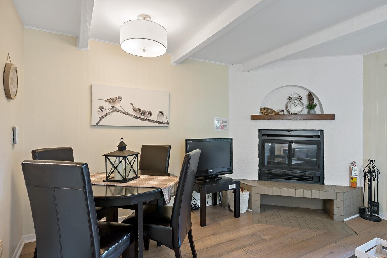 Dining room - 420-231 Ch. De Lac-Tremblant-Nord, Mont-Tremblant, QC - Indoor With Fireplace