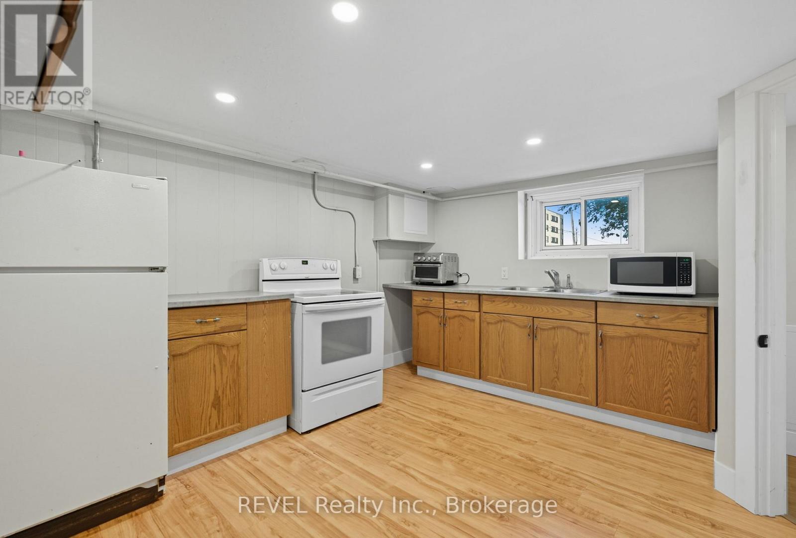 2 - 76 Chestnut Street, Port Colborne (Killaly East), ON - Indoor Photo Showing Kitchen With Double Sink