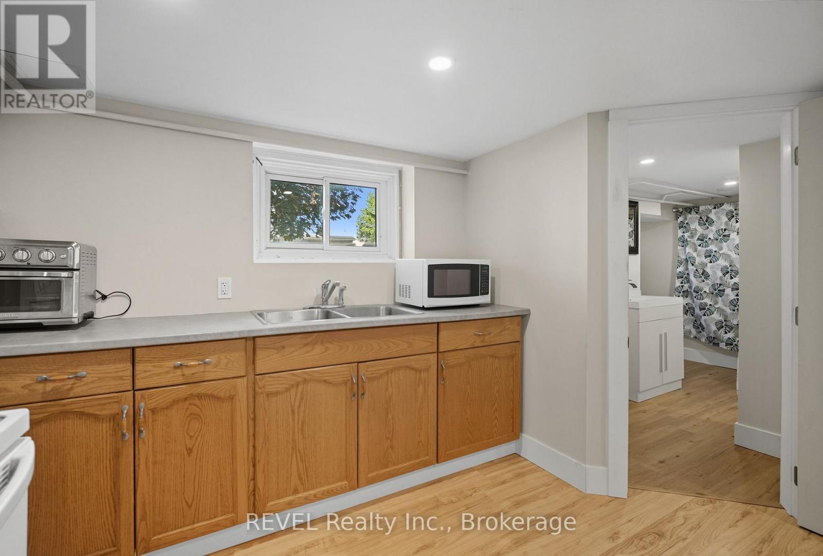 2 - 76 Chestnut Street, Port Colborne (Killaly East), ON - Indoor Photo Showing Kitchen With Double Sink