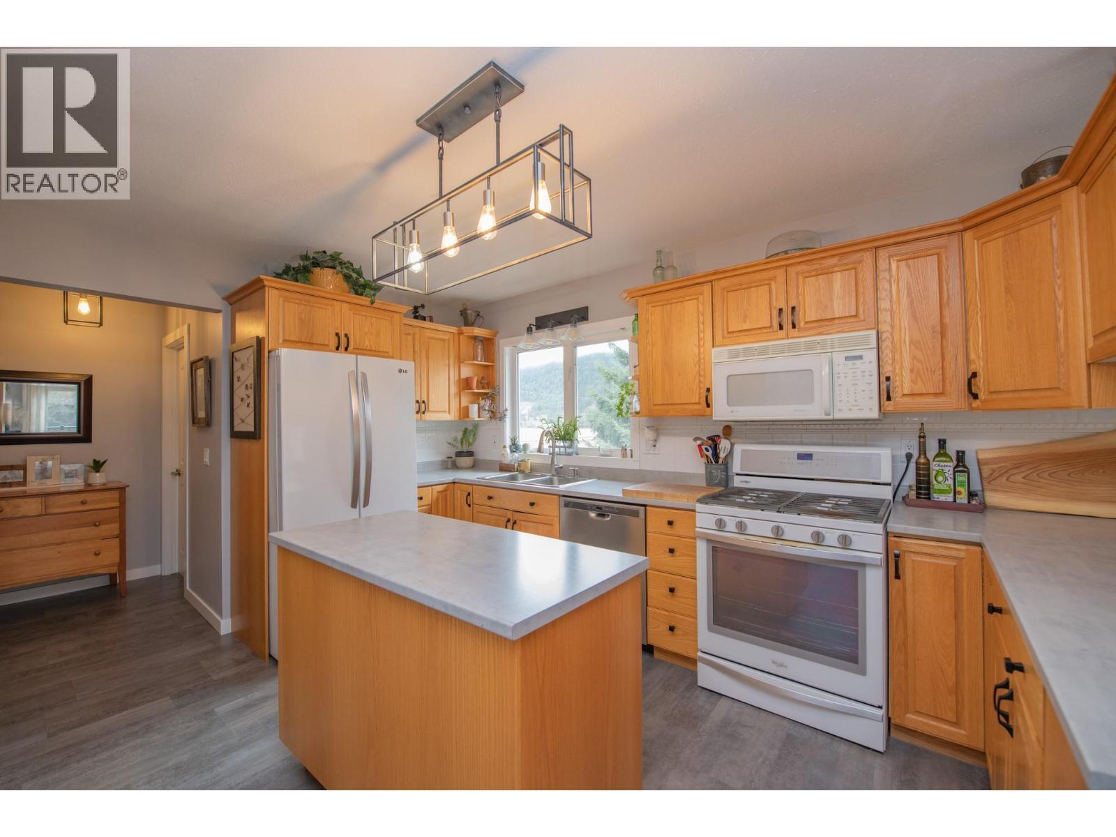2506 Shuswap Avenue, Lumby, BC - Indoor Photo Showing Kitchen With Double Sink