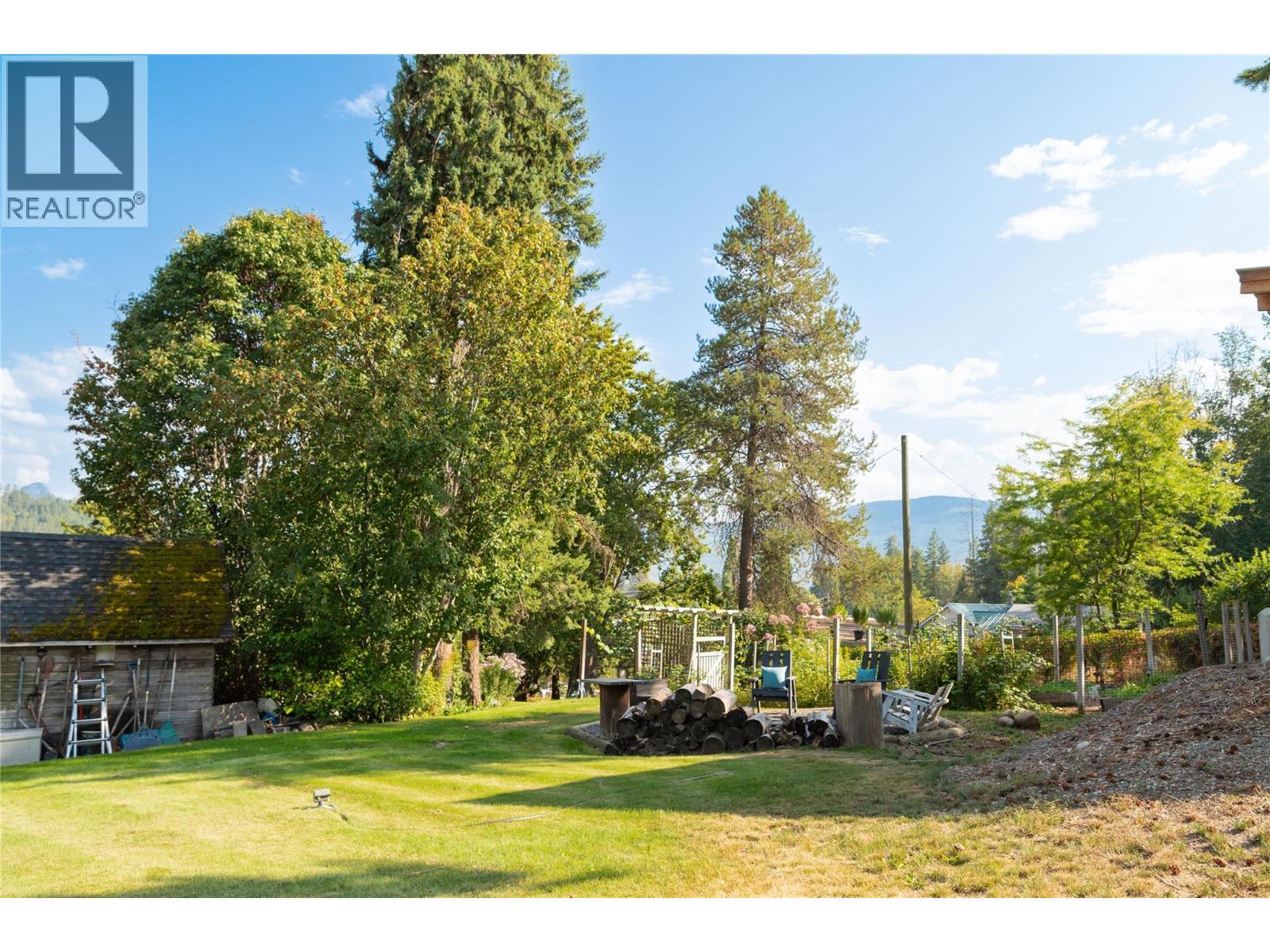 2506 Shuswap Avenue, Lumby, BC - Outdoor