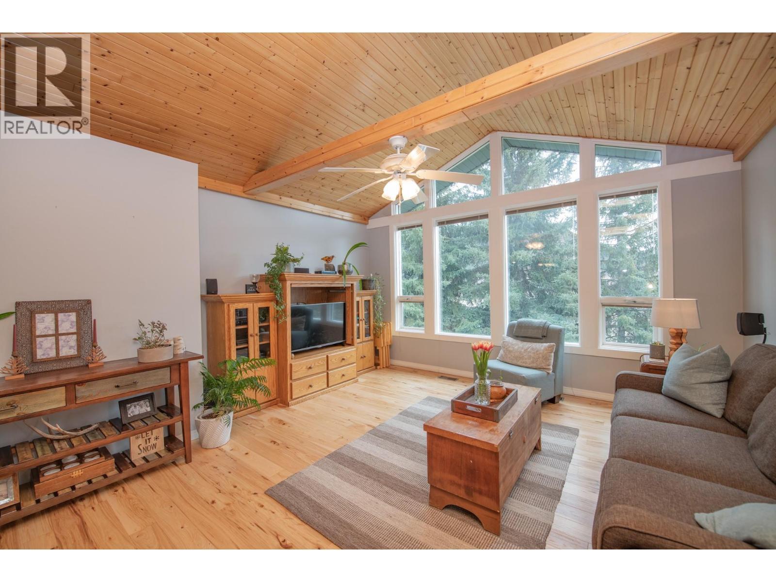 2506 Shuswap Avenue, Lumby, BC - Indoor Photo Showing Living Room
