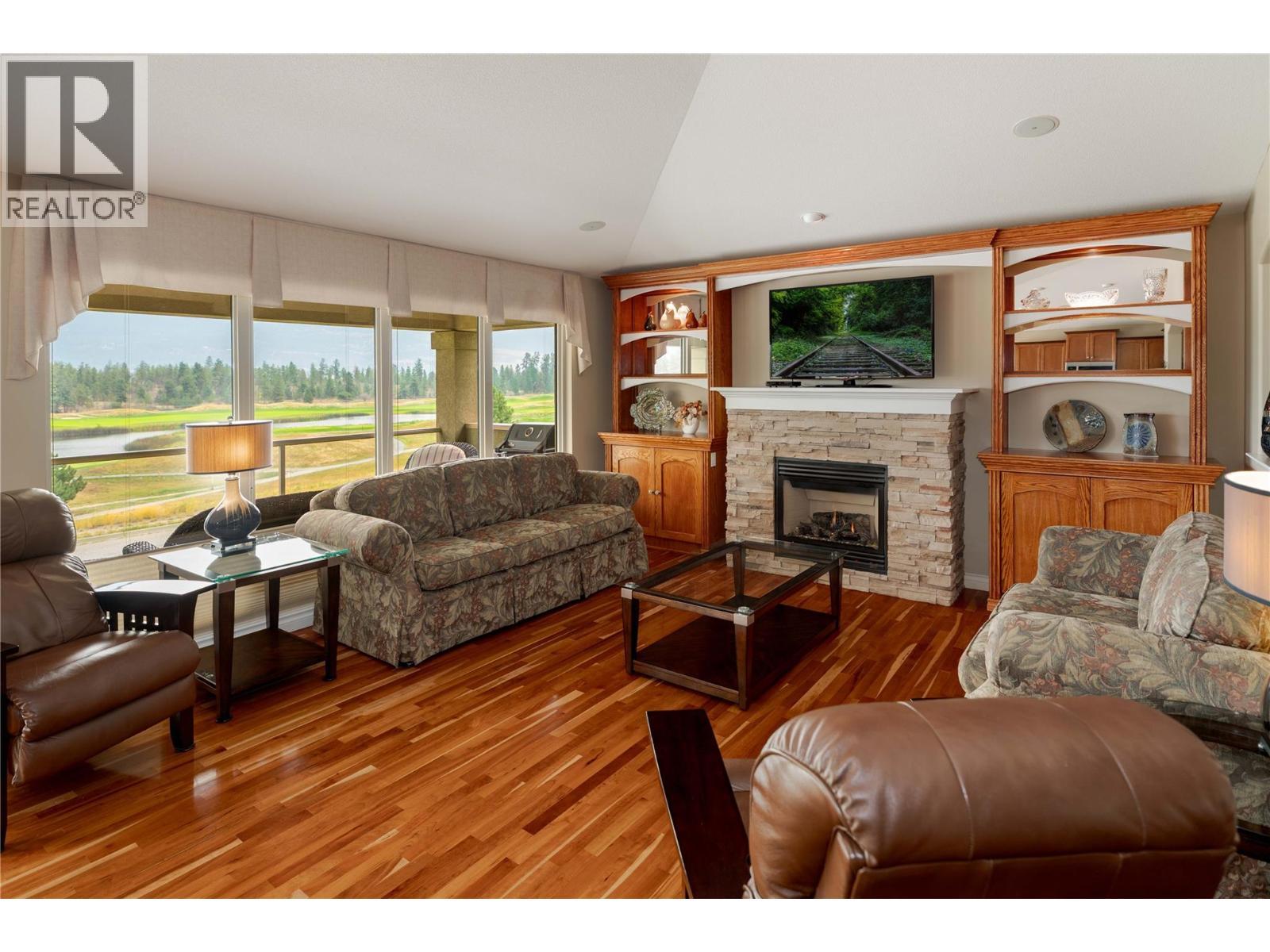 2455 Quail Ridge Boulevard Unit# 111, Kelowna, BC - Indoor Photo Showing Living Room With Fireplace