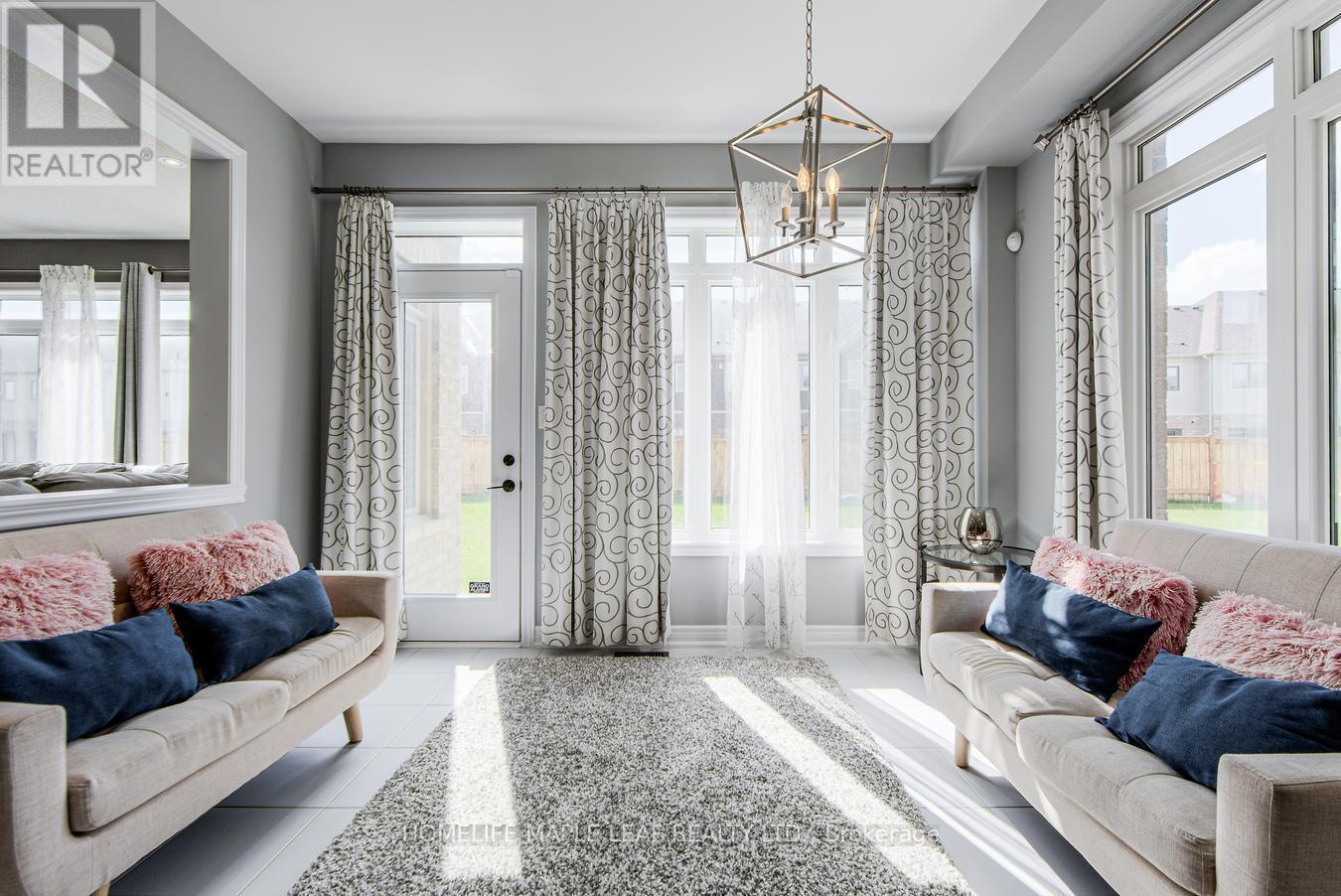 118 Lorne Thomas Place, New Tecumseth, ON - Indoor Photo Showing Living Room