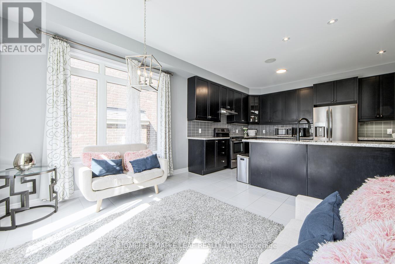 118 Lorne Thomas Place, New Tecumseth, ON - Indoor Photo Showing Kitchen With Upgraded Kitchen