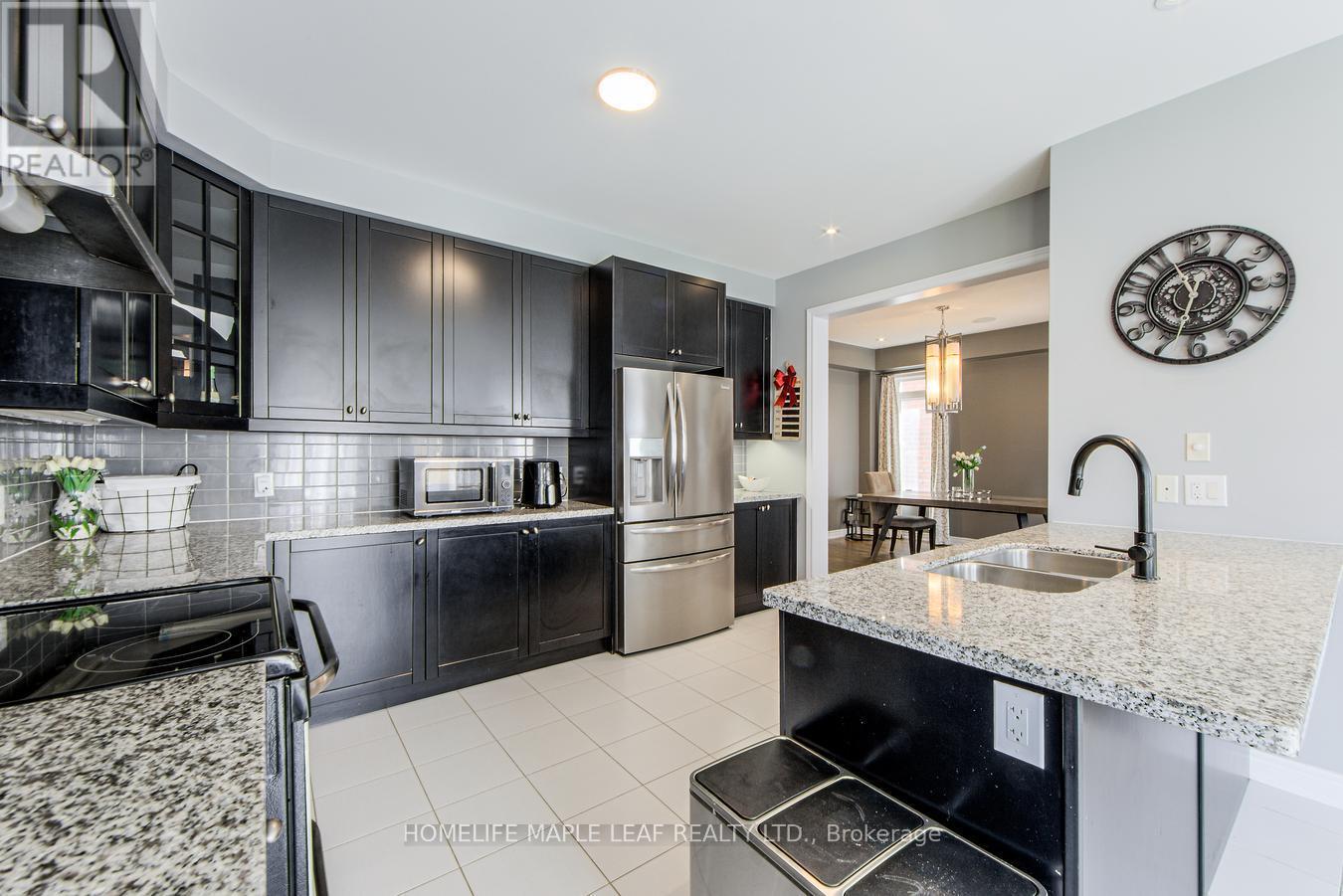 118 Lorne Thomas Place, New Tecumseth, ON - Indoor Photo Showing Kitchen With Stainless Steel Kitchen With Double Sink With Upgraded Kitchen