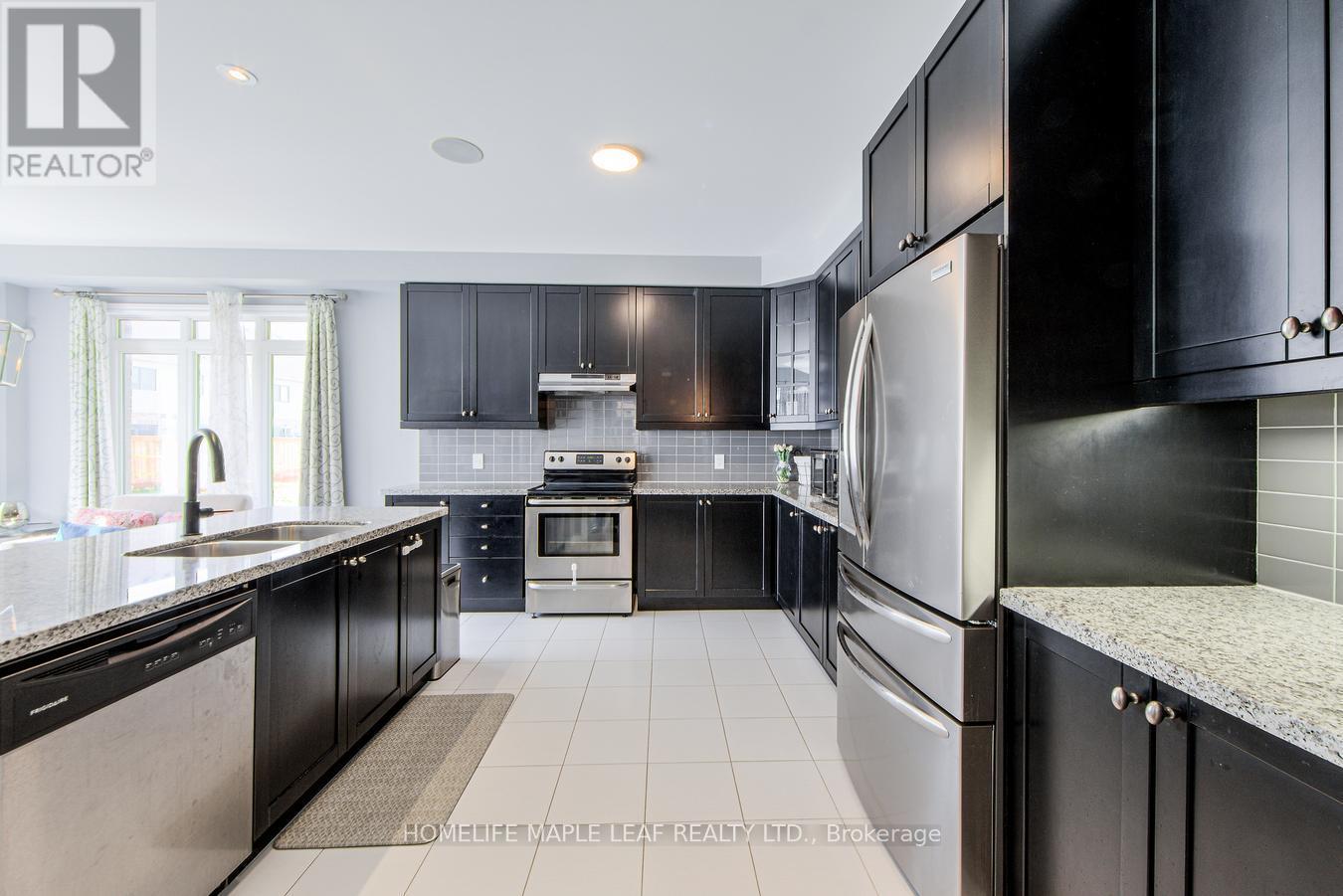 118 Lorne Thomas Place, New Tecumseth, ON - Indoor Photo Showing Kitchen With Stainless Steel Kitchen With Double Sink With Upgraded Kitchen