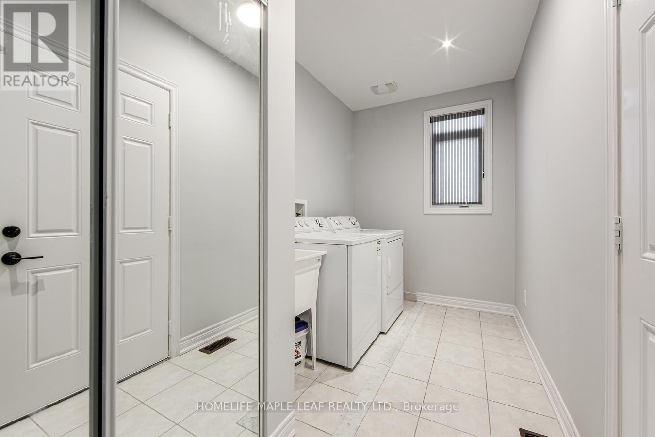 118 Lorne Thomas Place, New Tecumseth, ON - Indoor Photo Showing Laundry Room