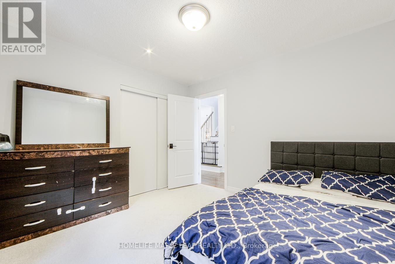 118 Lorne Thomas Place, New Tecumseth, ON - Indoor Photo Showing Bedroom