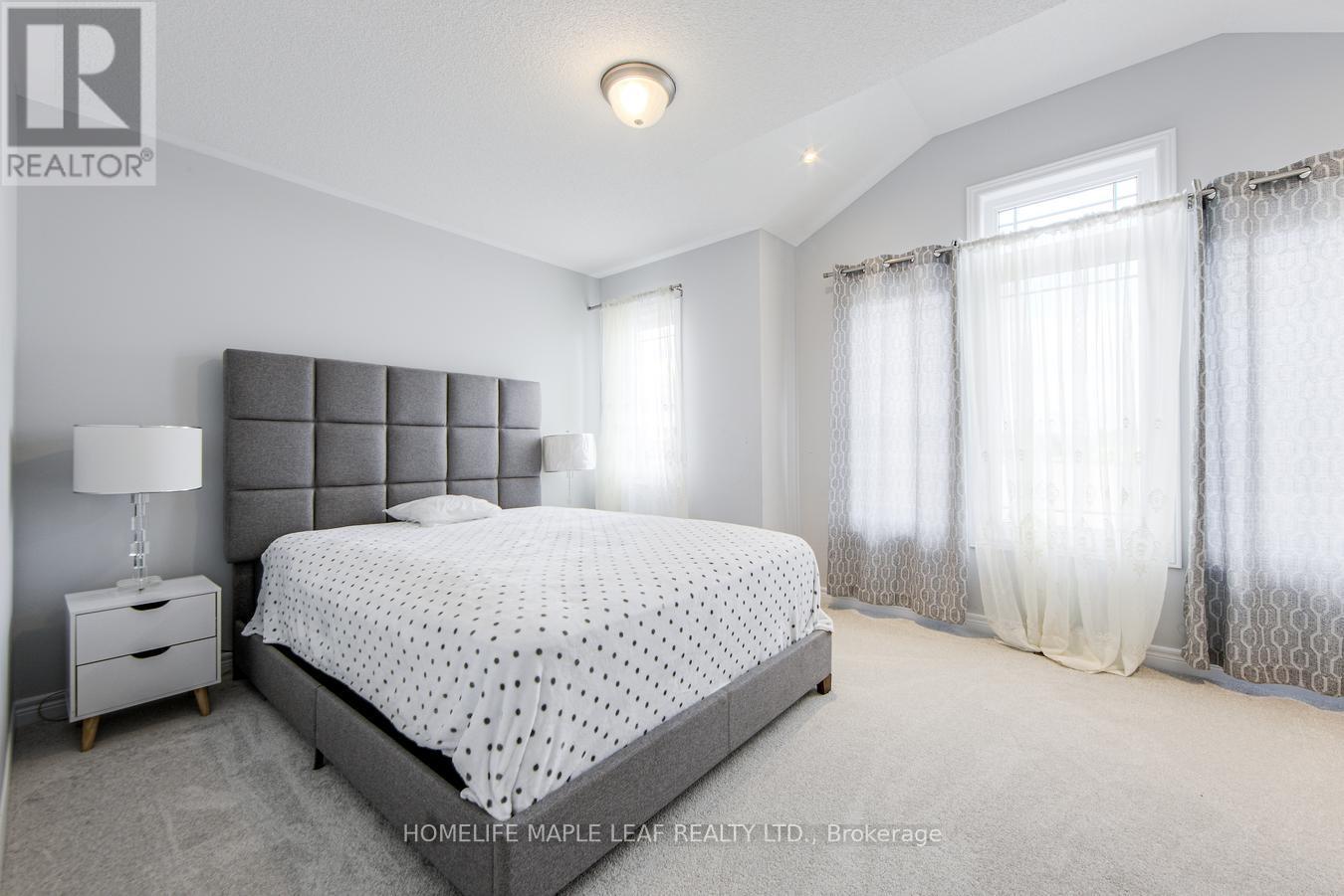 118 Lorne Thomas Place, New Tecumseth, ON - Indoor Photo Showing Bedroom