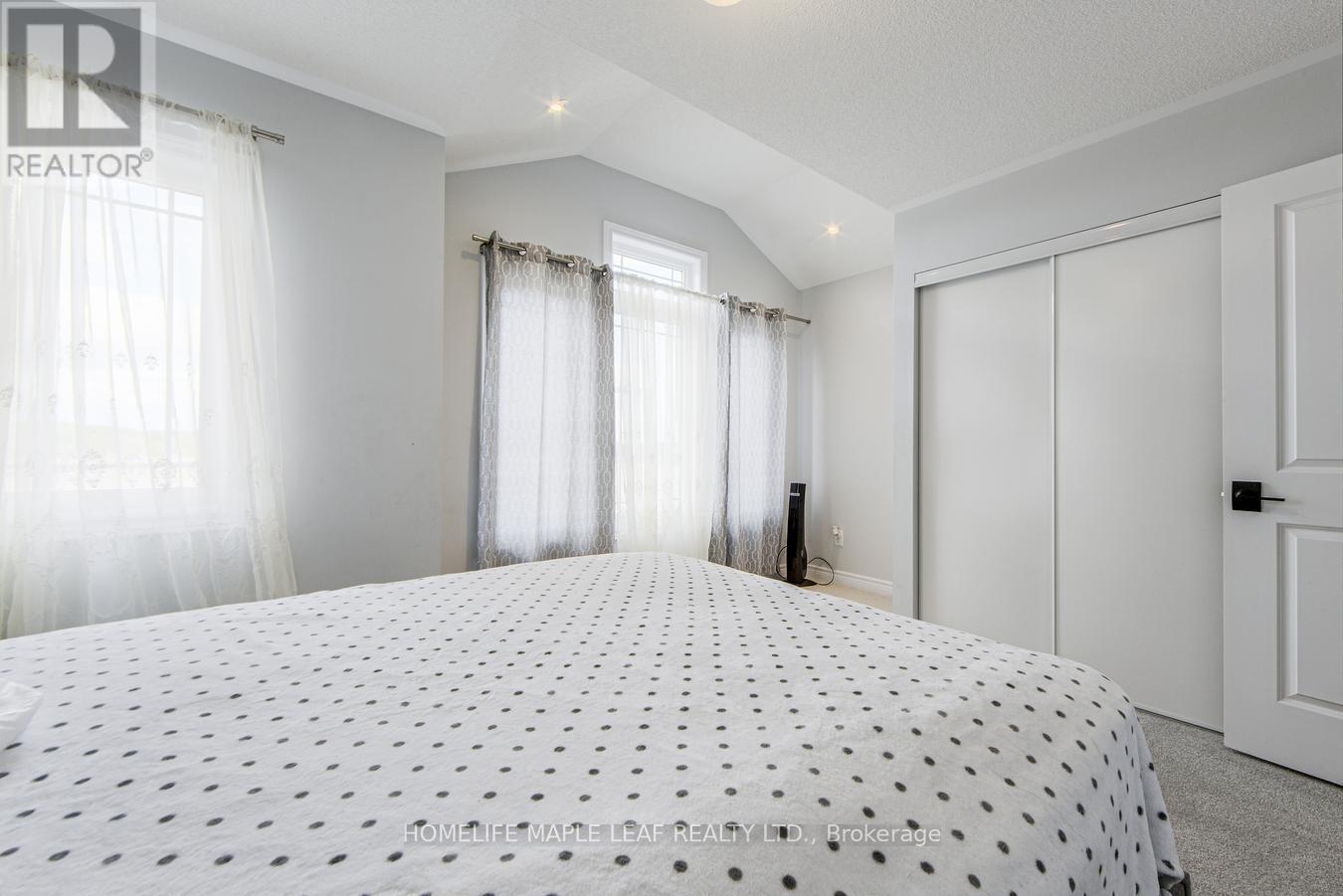 118 Lorne Thomas Place, New Tecumseth, ON - Indoor Photo Showing Bedroom