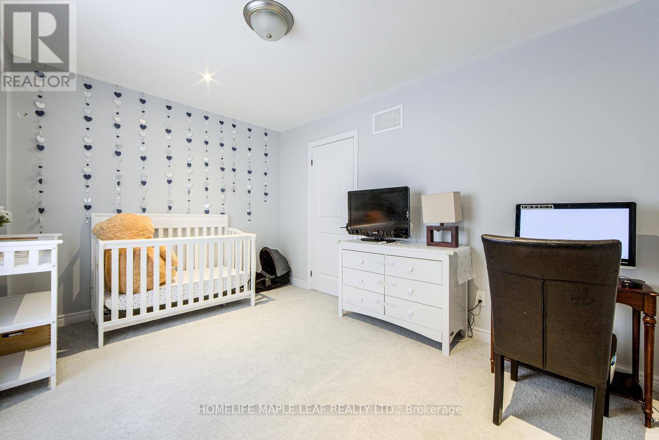 118 Lorne Thomas Place, New Tecumseth, ON - Indoor Photo Showing Bedroom