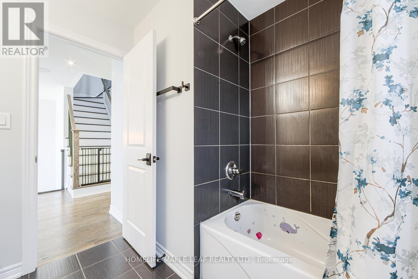118 Lorne Thomas Place, New Tecumseth, ON - Indoor Photo Showing Bathroom