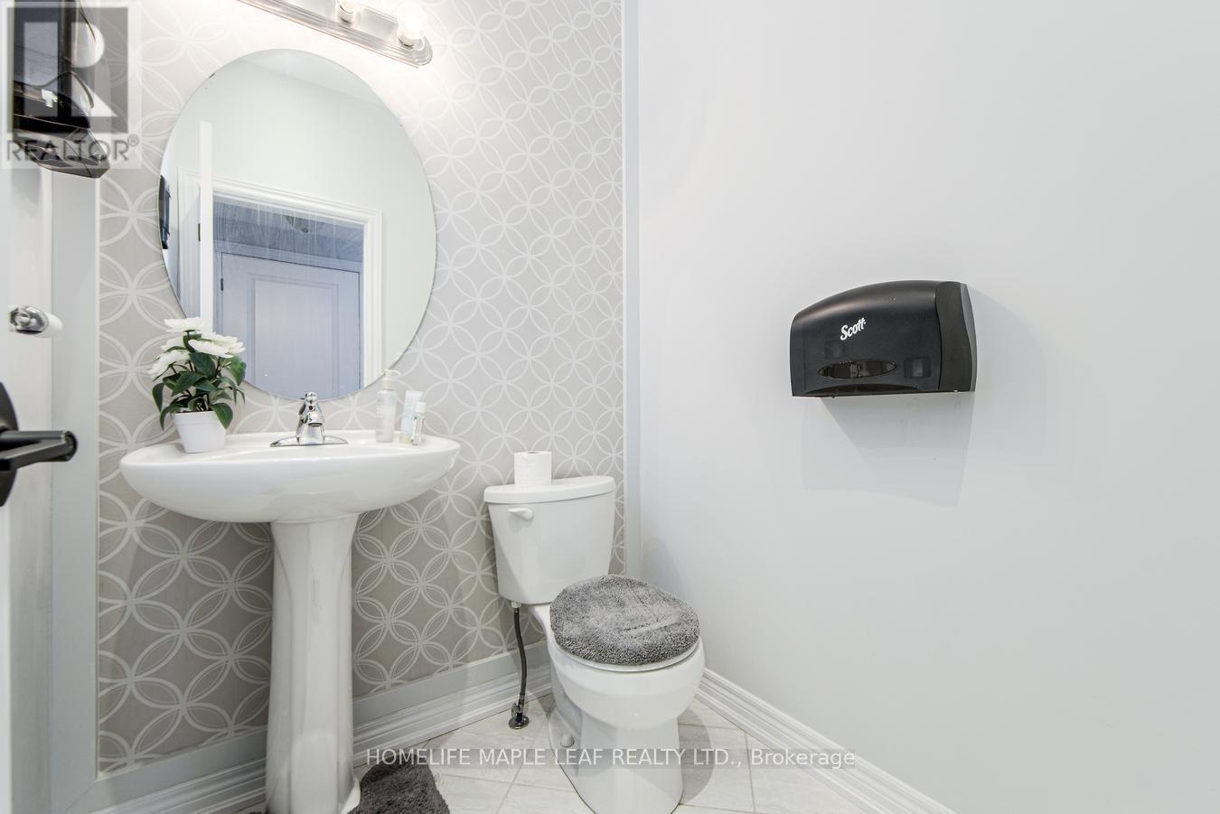118 Lorne Thomas Place, New Tecumseth, ON - Indoor Photo Showing Bathroom