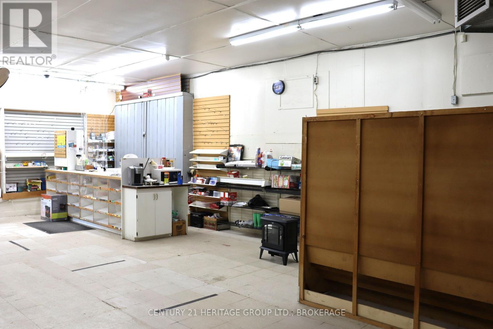 400 King Street W, Gananoque, ON - Indoor Photo Showing Garage