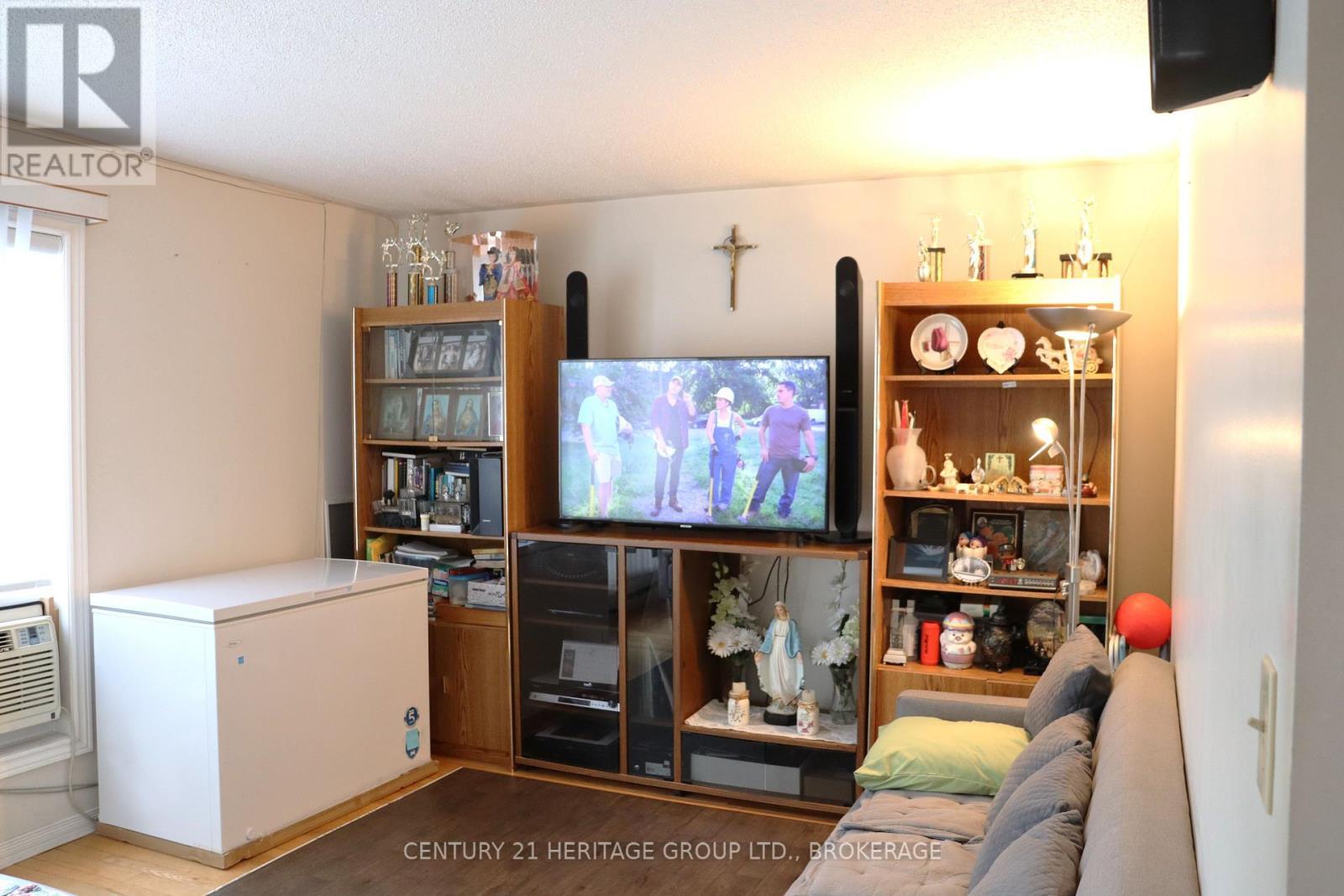 400 King Street W, Gananoque, ON - Indoor