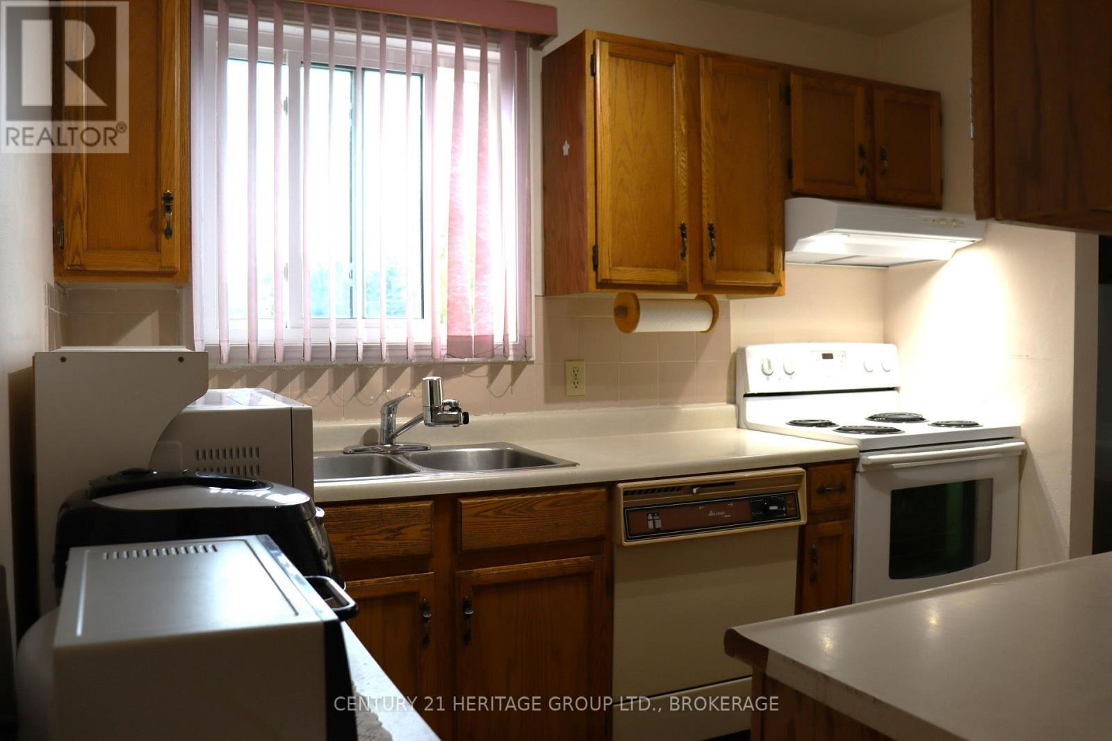 400 King Street W, Gananoque, ON - Indoor Photo Showing Kitchen With Double Sink