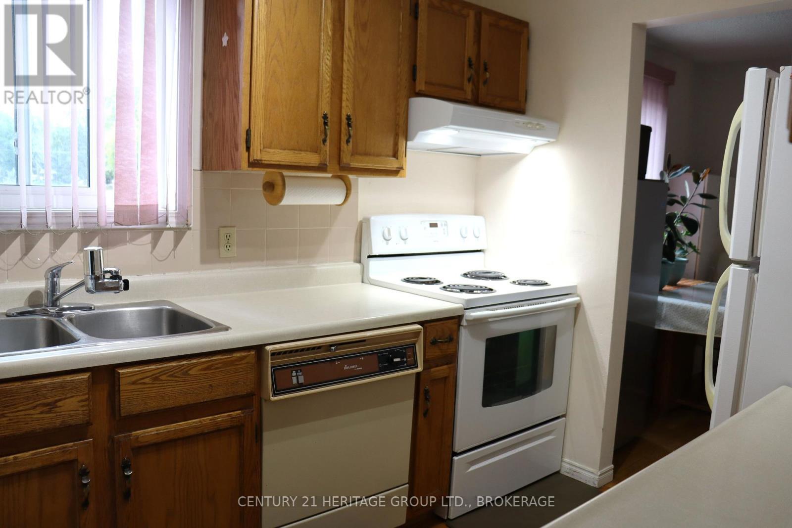 400 King Street W, Gananoque, ON - Indoor Photo Showing Kitchen With Double Sink