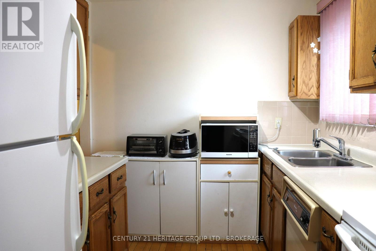 400 King Street W, Gananoque, ON - Indoor Photo Showing Kitchen With Double Sink