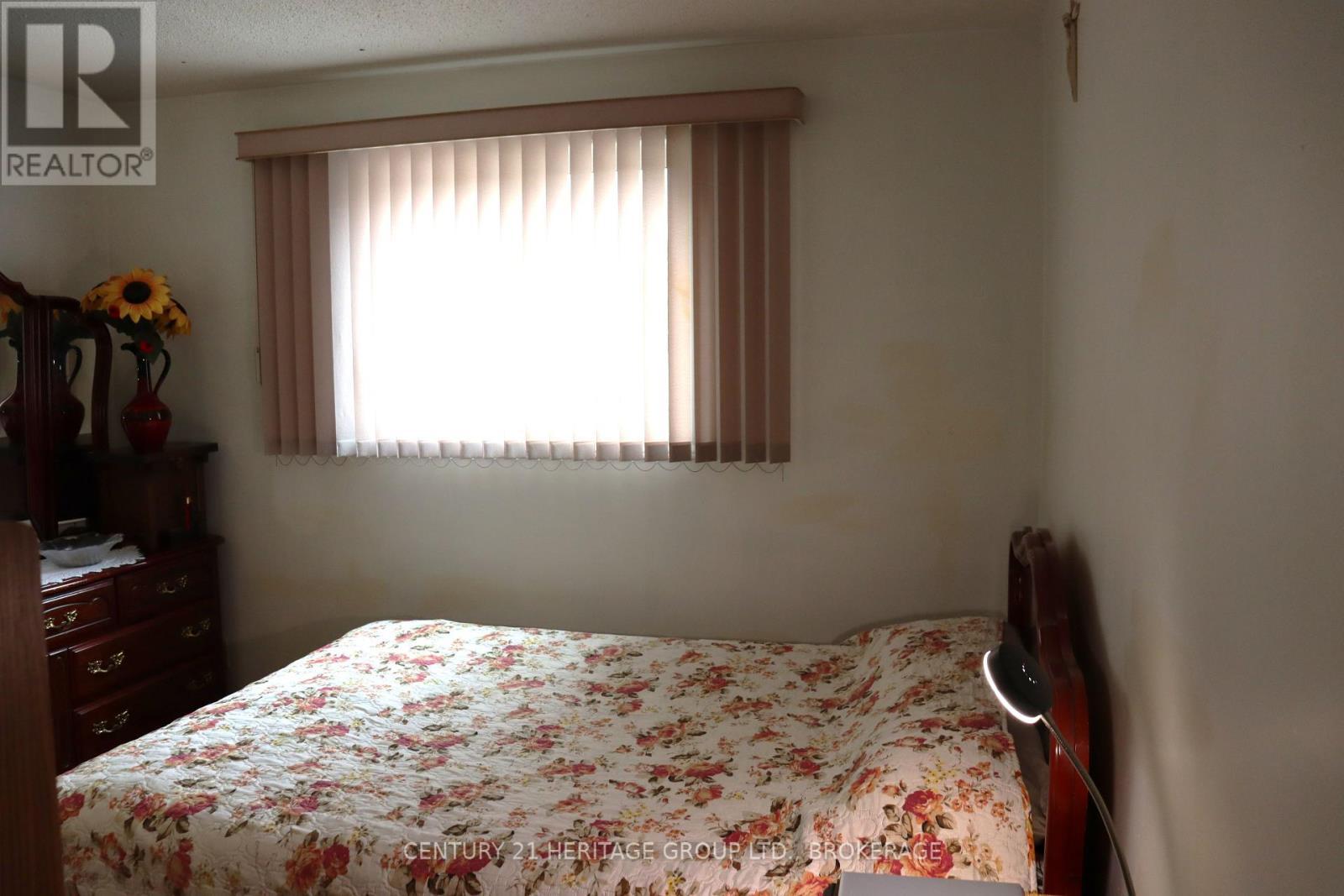 400 King Street W, Gananoque, ON - Indoor Photo Showing Bedroom