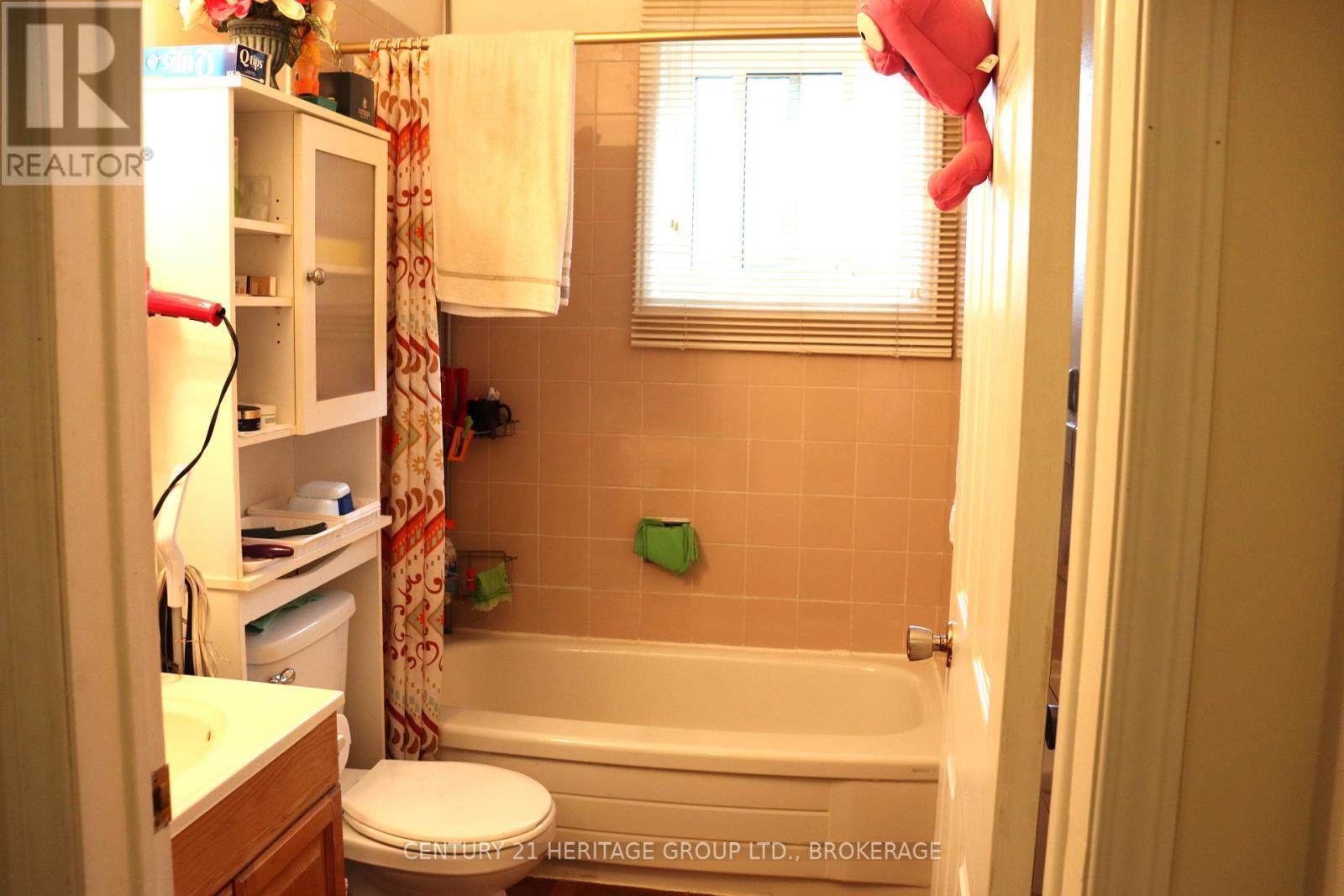 400 King Street W, Gananoque, ON - Indoor Photo Showing Bathroom