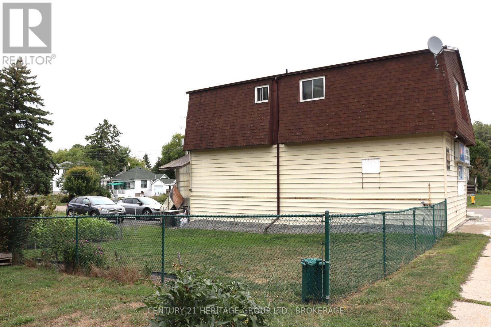 400 King Street W, Gananoque, ON - Outdoor