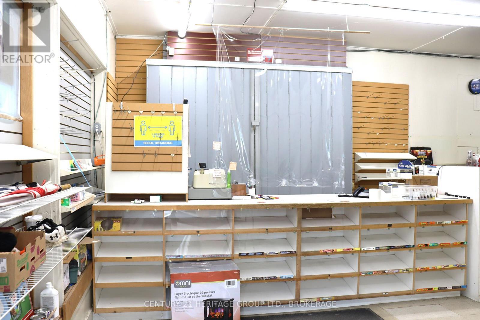 400 King Street W, Gananoque, ON - Indoor Photo Showing Garage