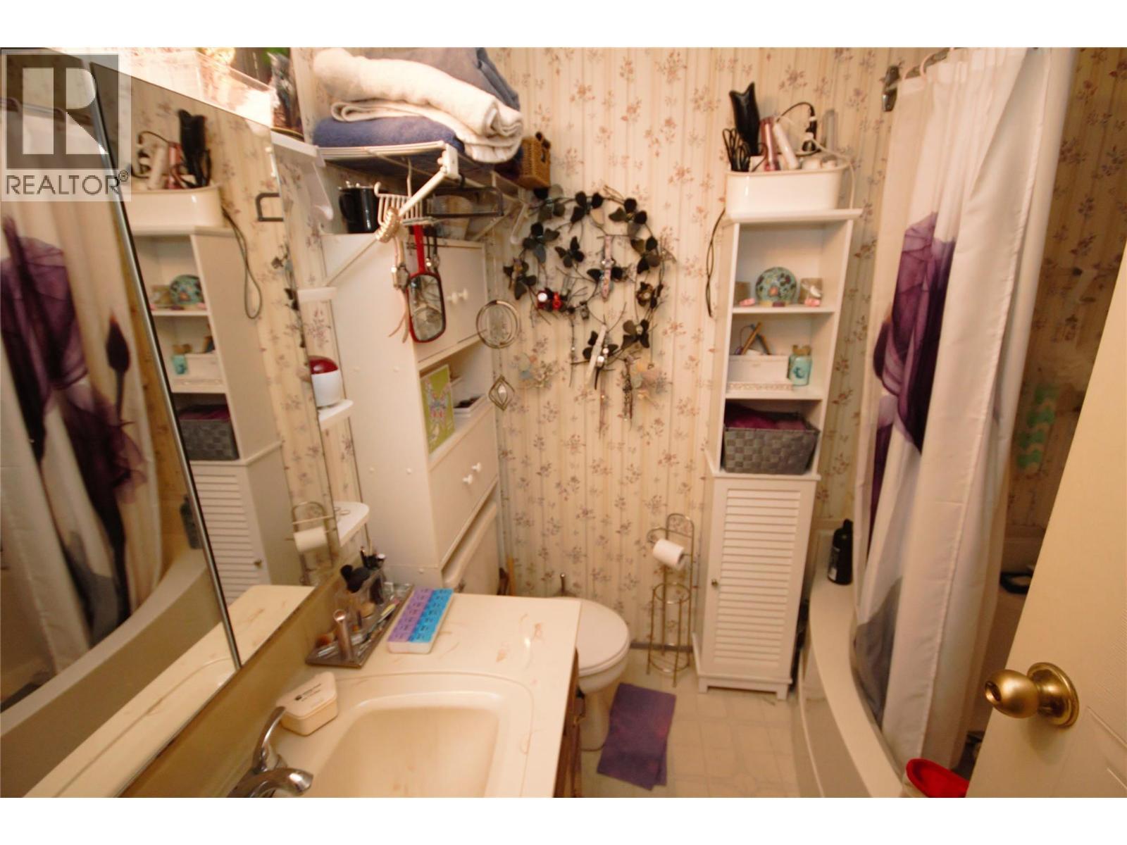 En-suite Bathroom - 8487 Highway 97 Unit# 49, Oliver, BC