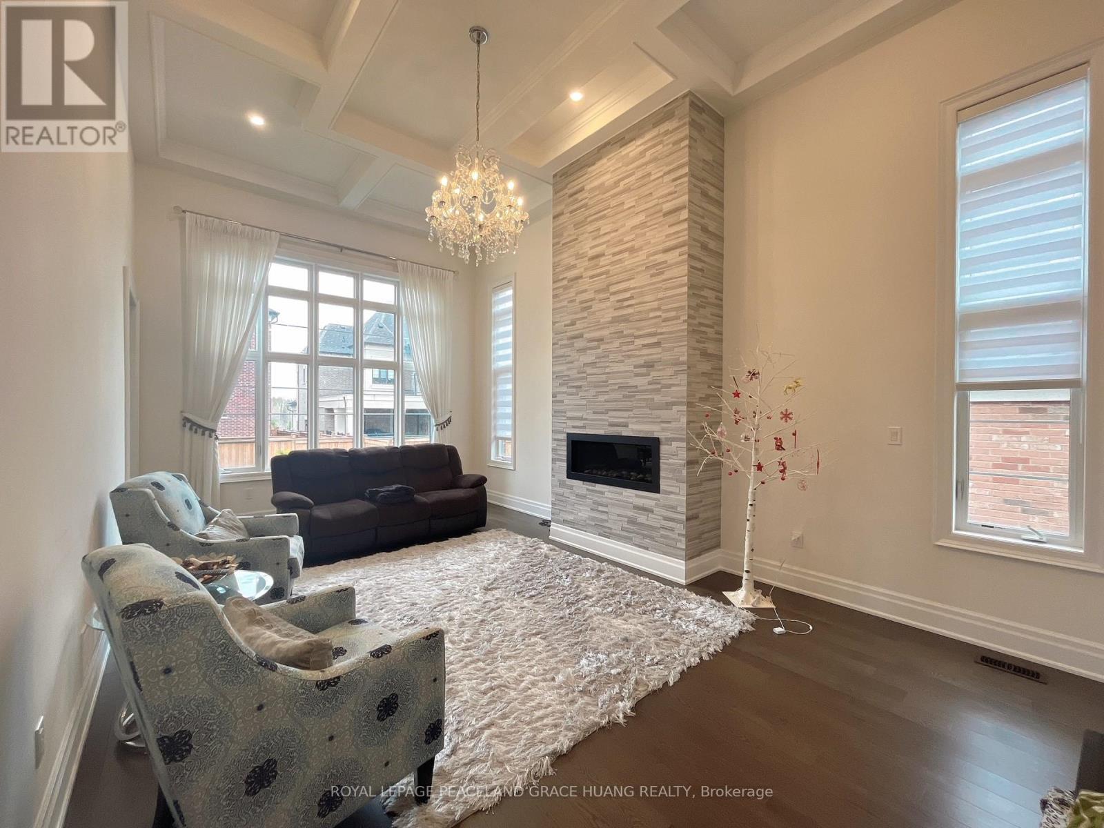 31 Lake Marie Trail, King, ON - Indoor Photo Showing Living Room With Fireplace