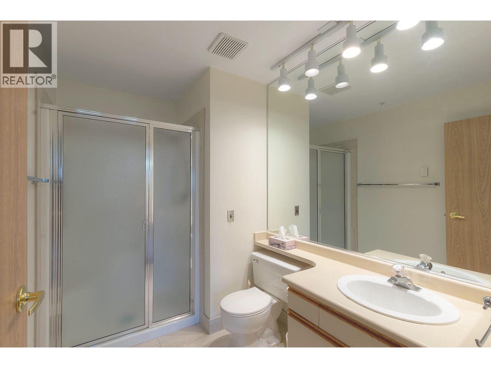 1045 Sutherland Avenue Unit# 152, Kelowna, BC - Indoor Photo Showing Bathroom