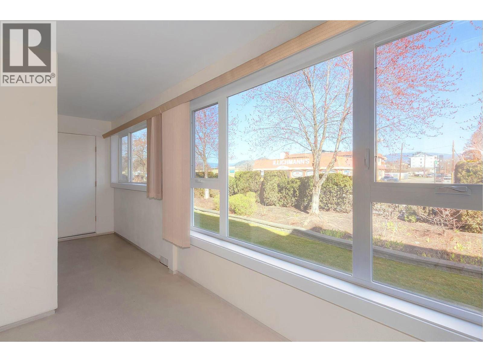 1045 Sutherland Avenue Unit# 152, Kelowna, BC - Indoor Photo Showing Other Room