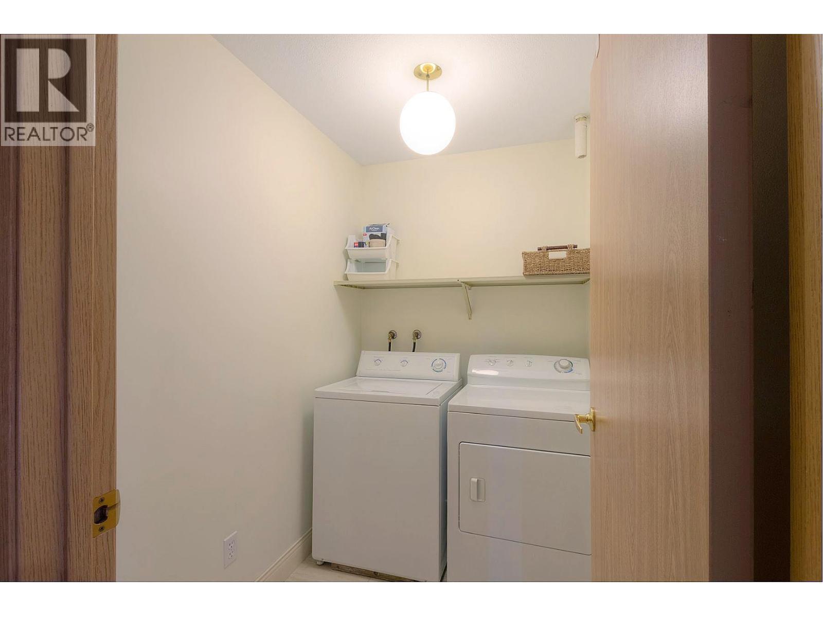 1045 Sutherland Avenue Unit# 152, Kelowna, BC - Indoor Photo Showing Laundry Room